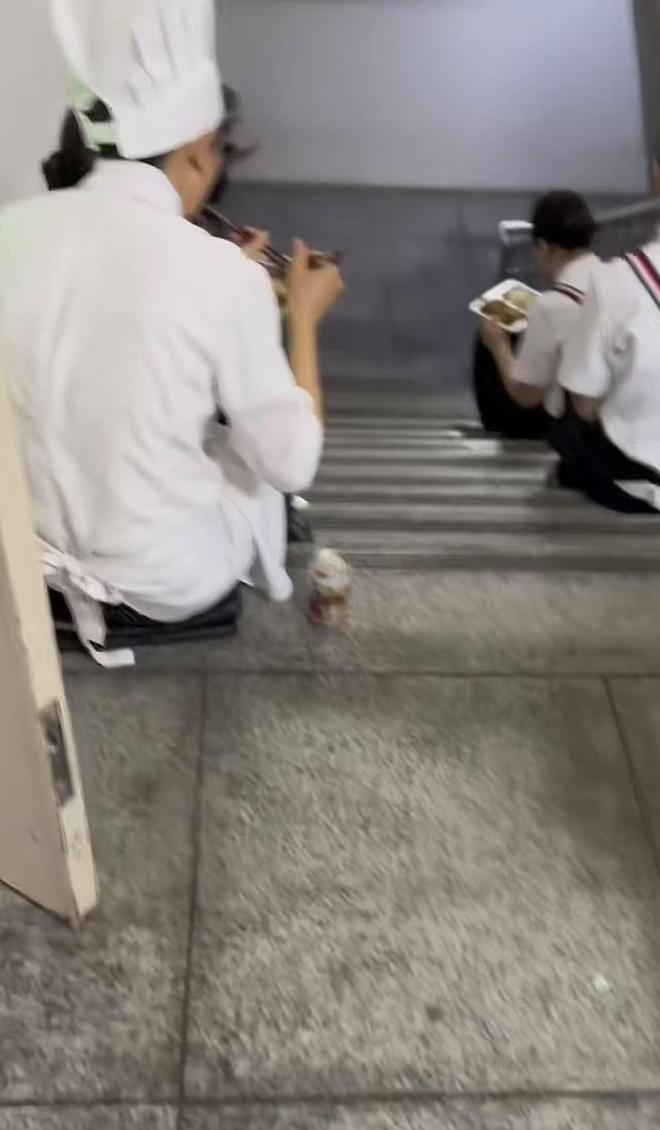 让坐在桌上吃饭员工无奈只能蹲着吃饭不朽情